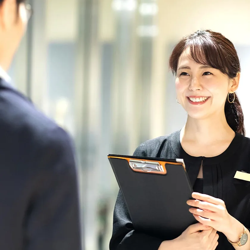 外国籍スタッフが笑顔で接客している様子