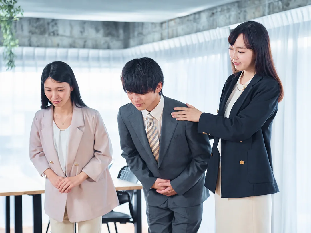 お辞儀の研修を受ける様子
